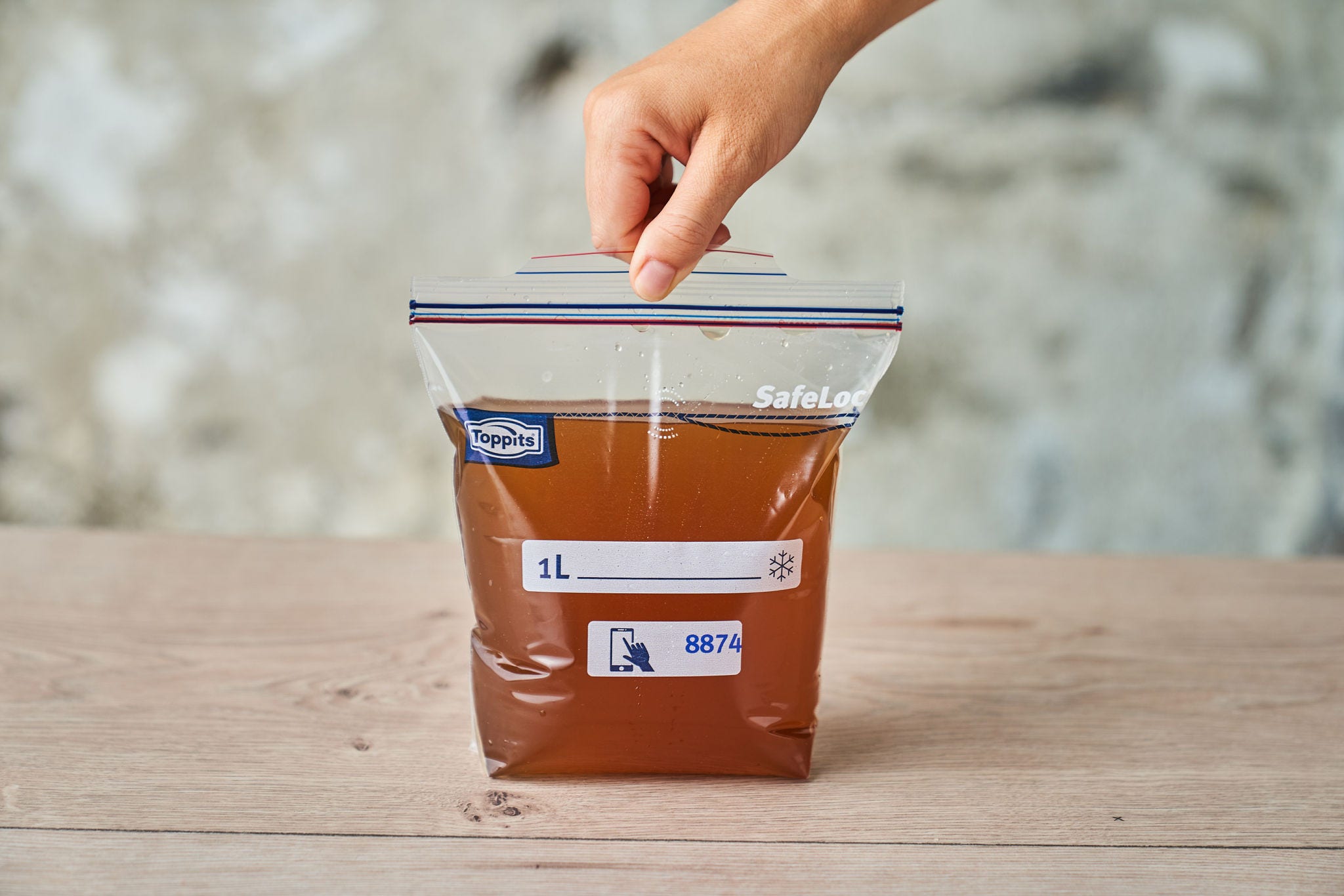 Kok din egen grønnsaksbuljong fra rester - slik gjør du det!