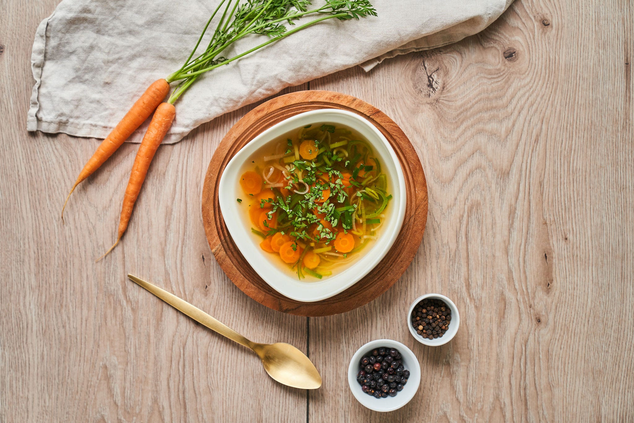 Kok din egen grønnsaksbuljong fra rester - slik gjør du det!