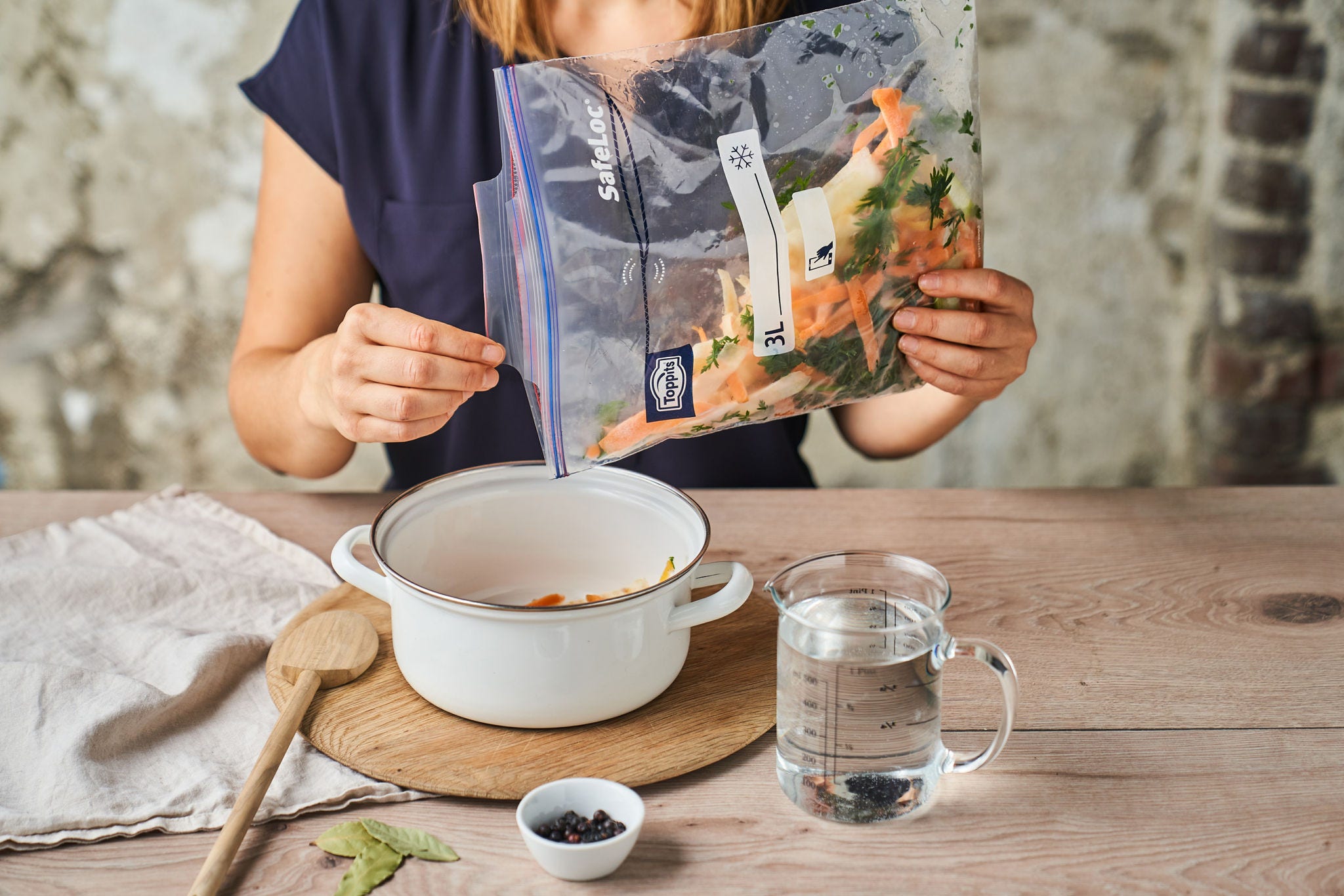 Kok din egen grønnsaksbuljong fra rester - slik gjør du det!