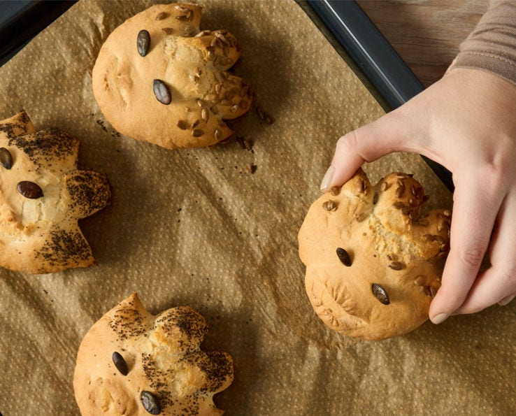 Baking av brødhoder – kreative rundstykker til matboksen