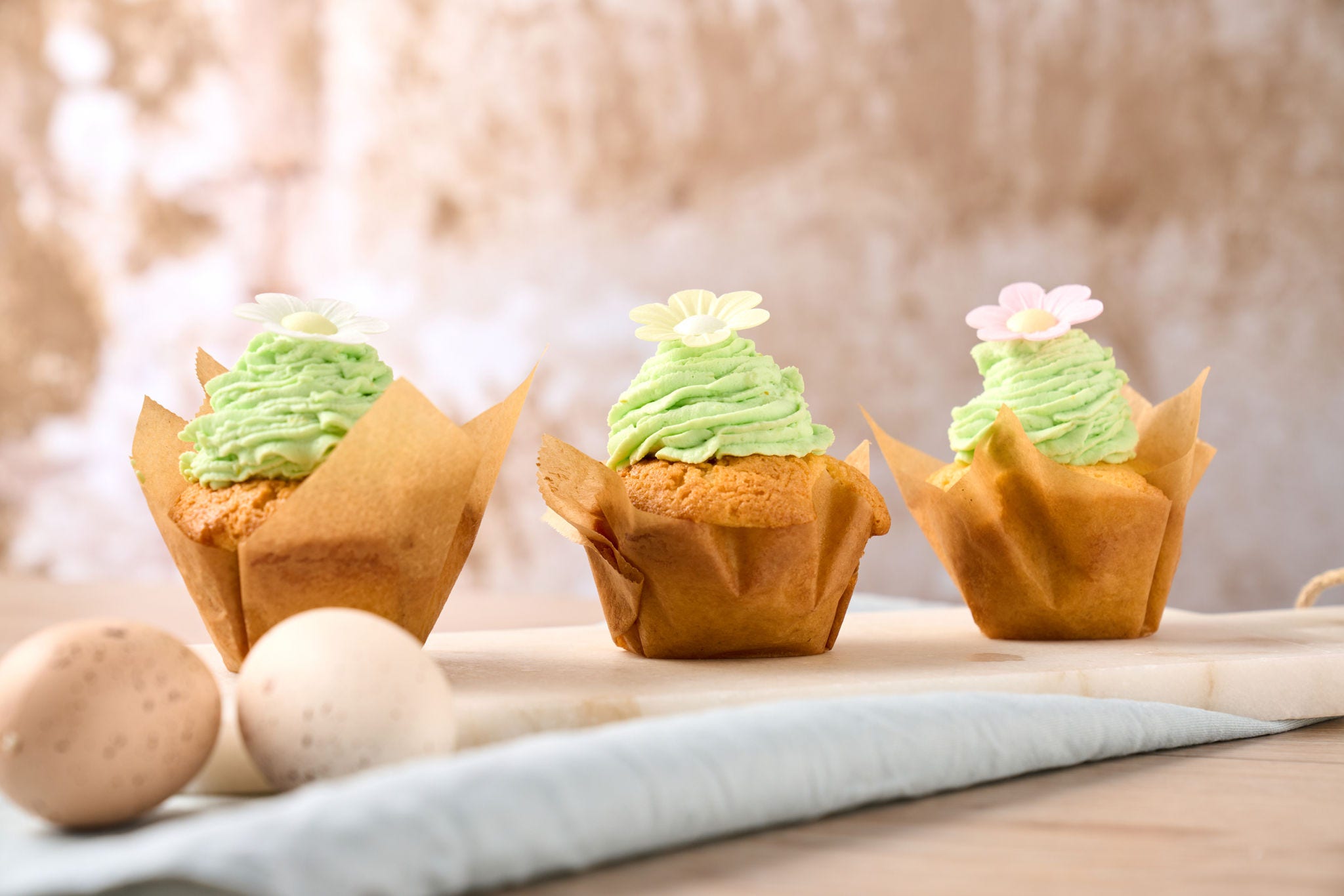 Lemony påskecupcakes med kremet topping – perfekt til påskebrunsj