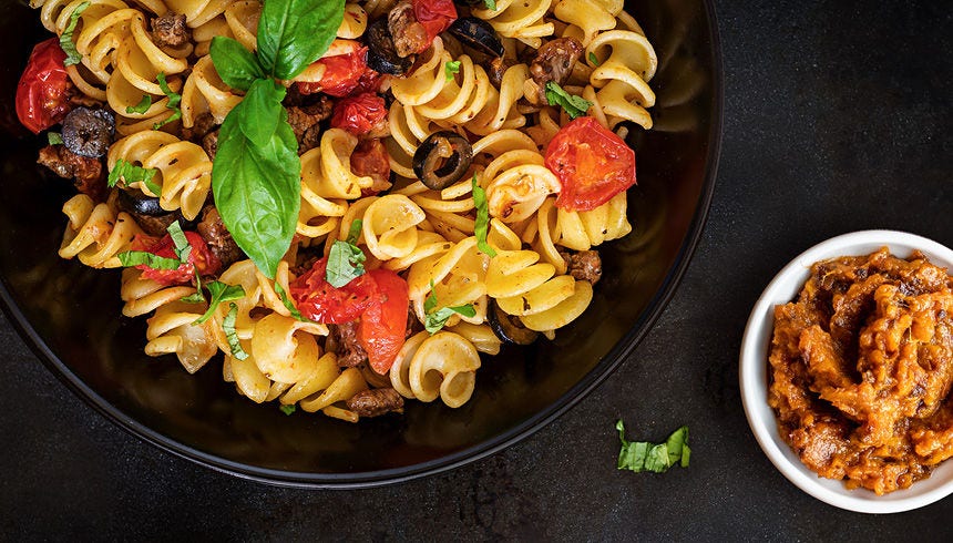 Pasta med mørt biff og søtpotetpesto – kreativt, deilig og raskt å lage.