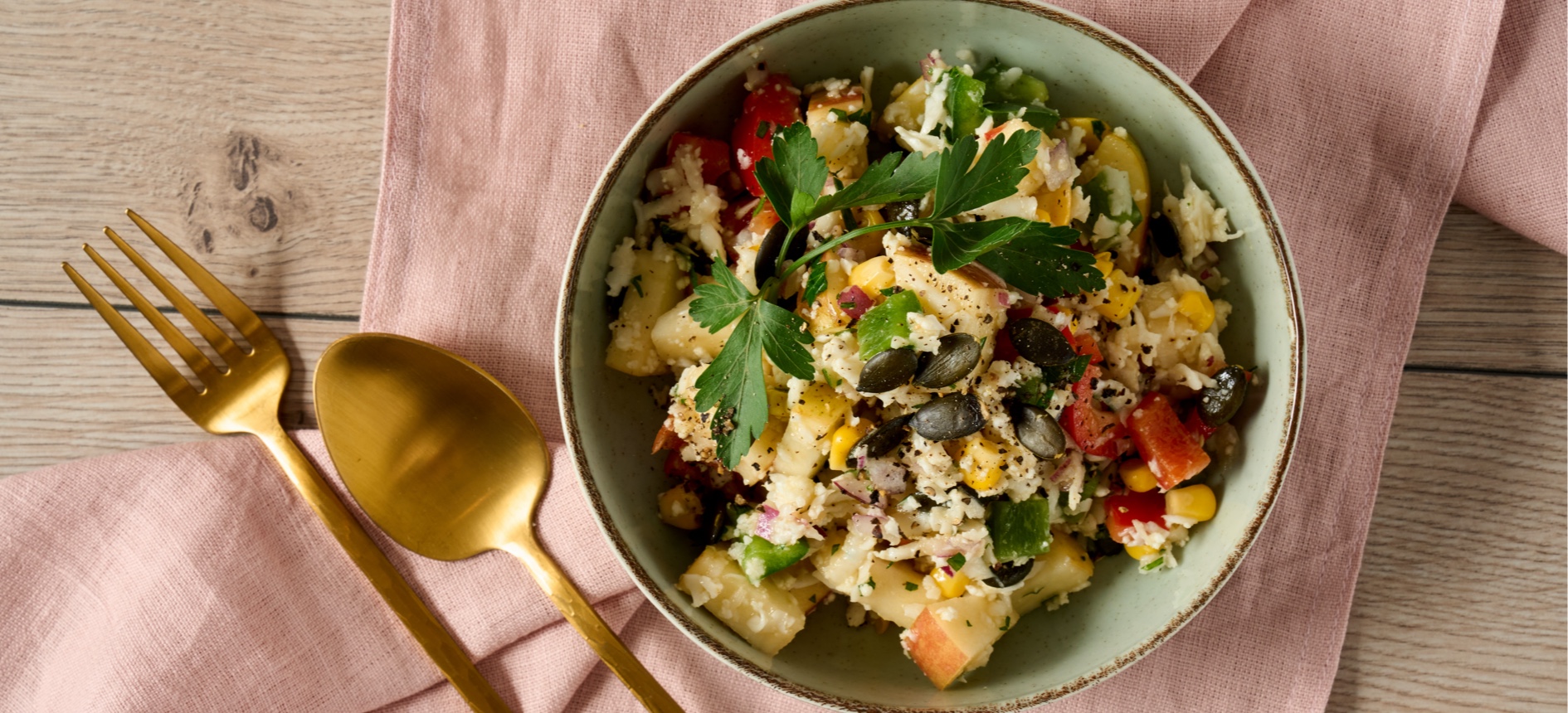Knasende blomkålsalat – den perfekte måltidssalaten for på farten