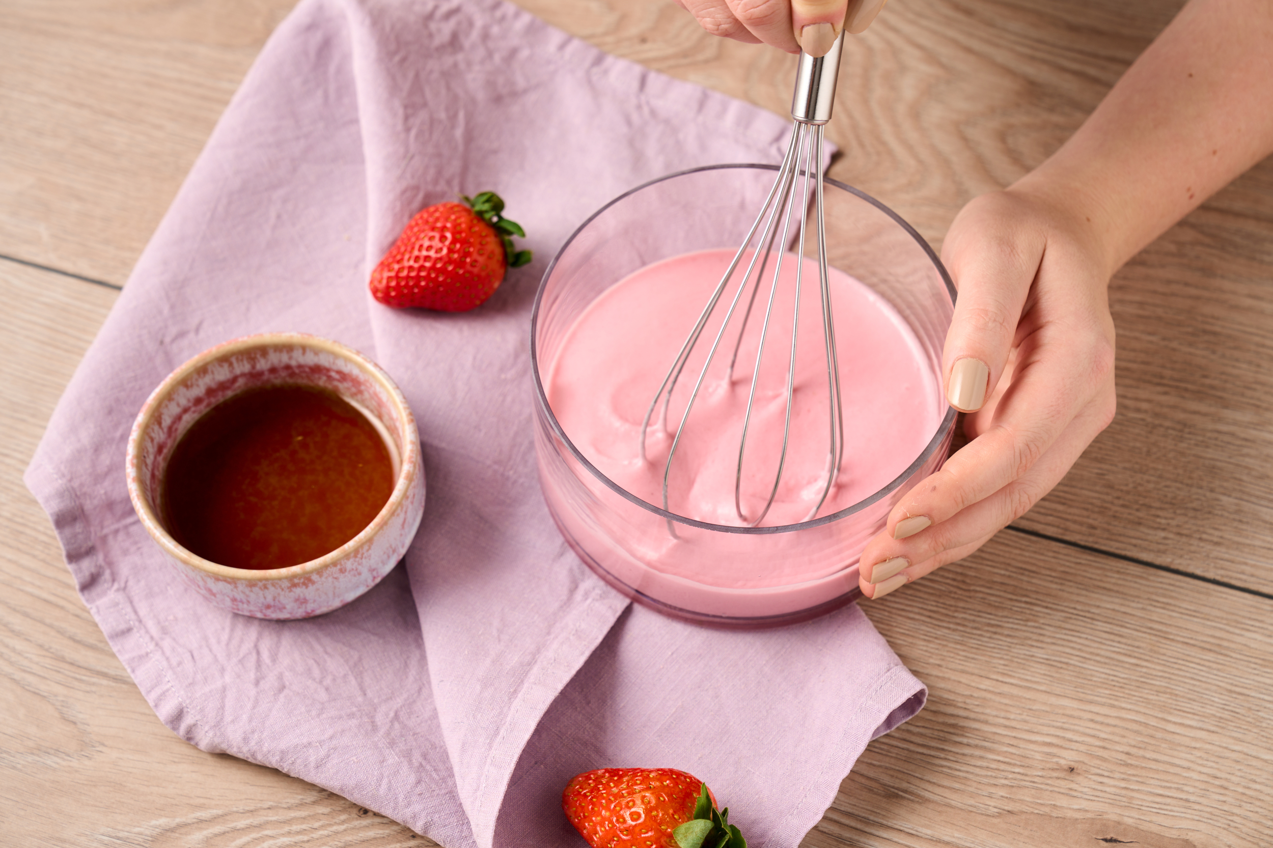 Fruktig dessert i et glass med jordbær og kokosmelk