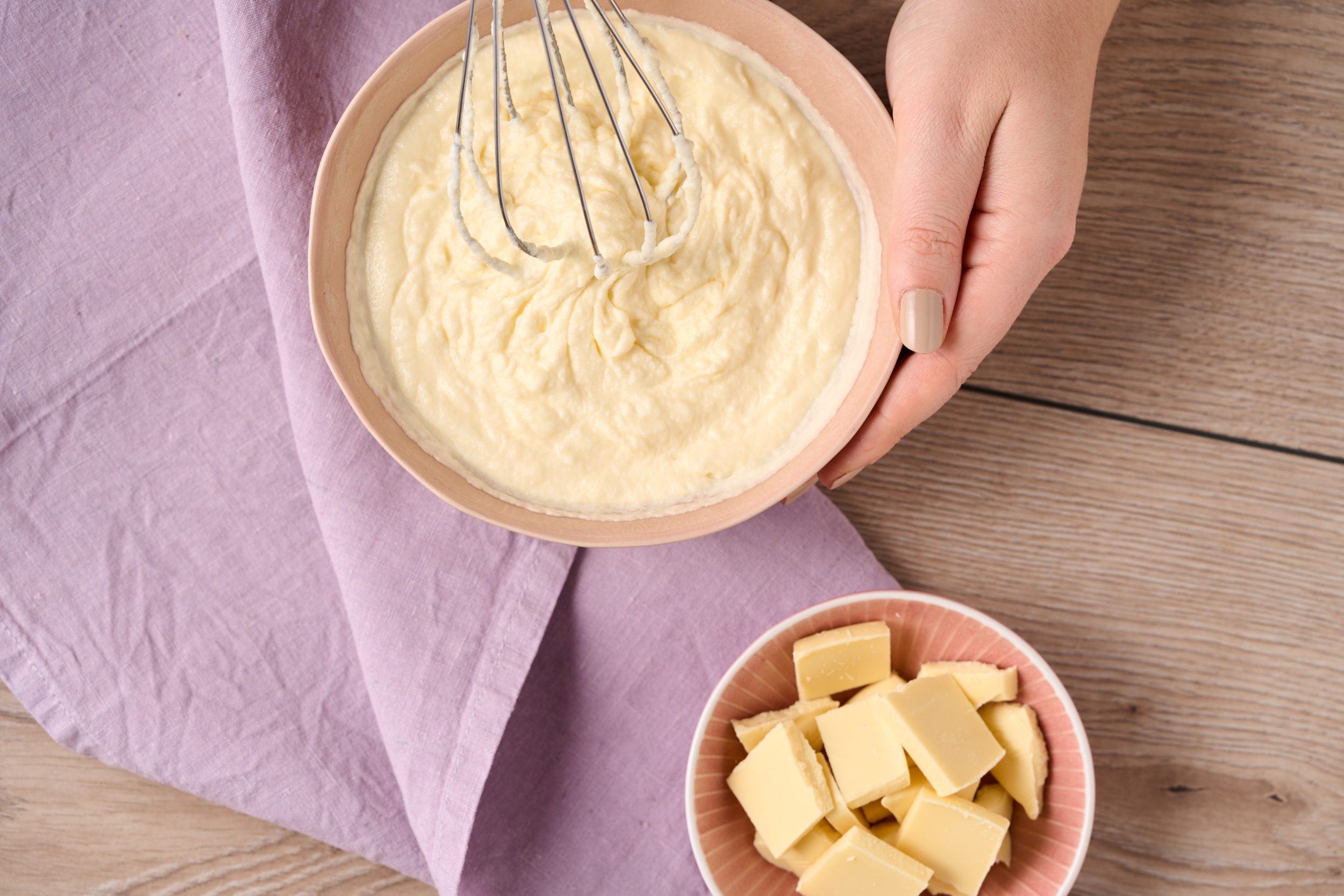 Fruktig dessert i et glass med jordbær og kokosmelk