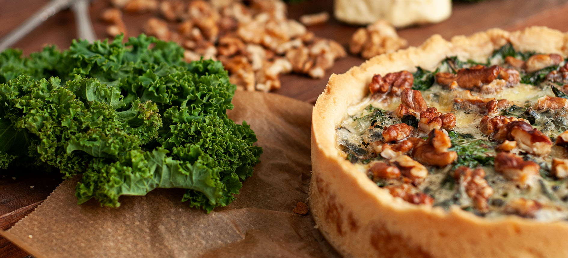 Velsmakende grønnkålquiche med blåmuggost og valnøtter