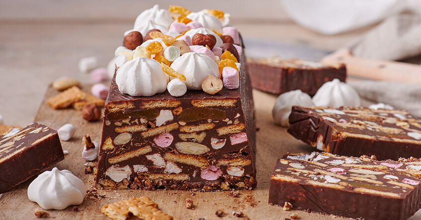 Kald hundeoppskrift – nostalgisk nytelse laget av sjokolade og kjeks, uten baking!