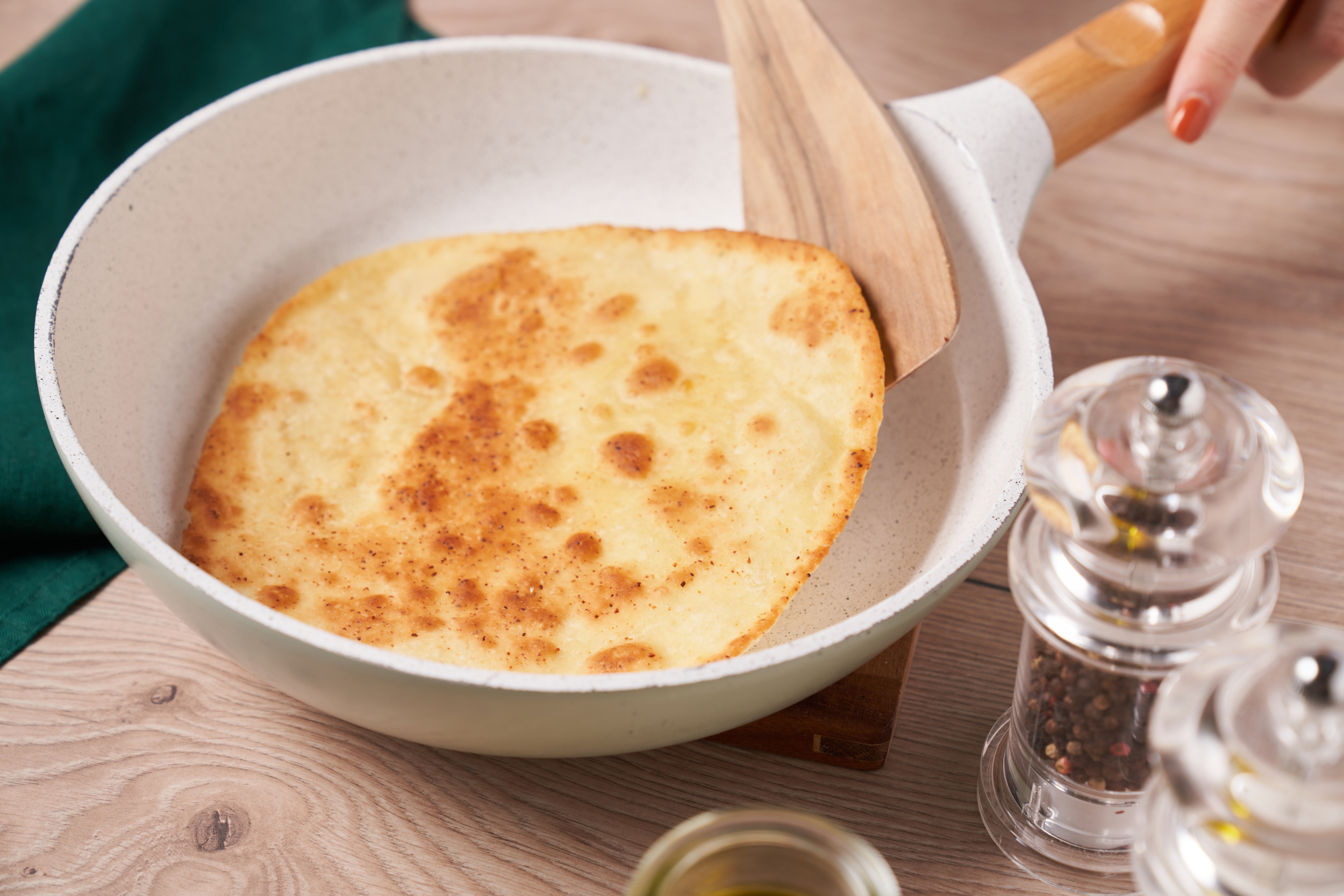 Pizza fra pannen – sprø nytelse uten ovn