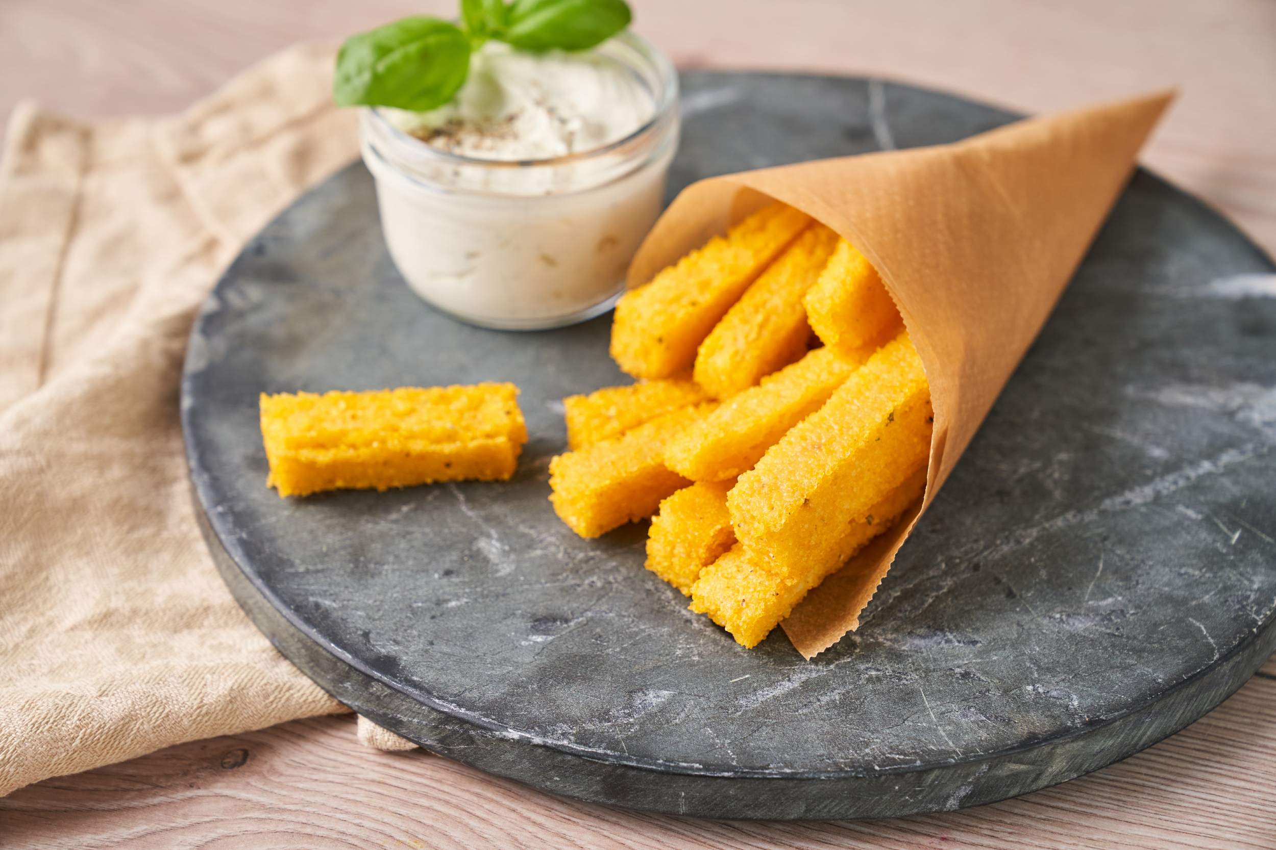Polenta-pommes frites laget av maissemulegryn – sprø rester på en enkel måte