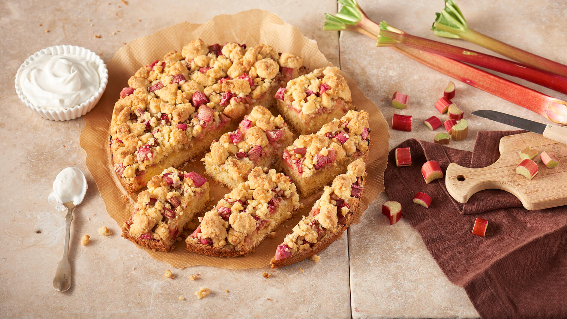 Rabarbrakake med smuldrer – fruktig, sprø og uimotståelig