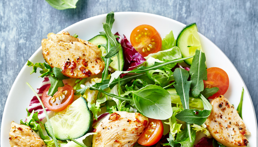 Frisk salat med kyllingbryst – rask å tilberede og deilig