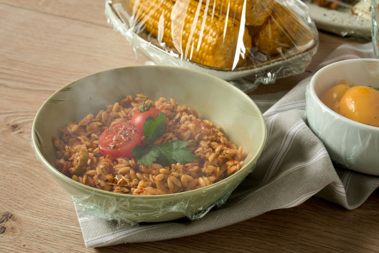 Schale mit dampfender Pasta, frisch gehalten durch Toppits XL Frischhaltefolie.
