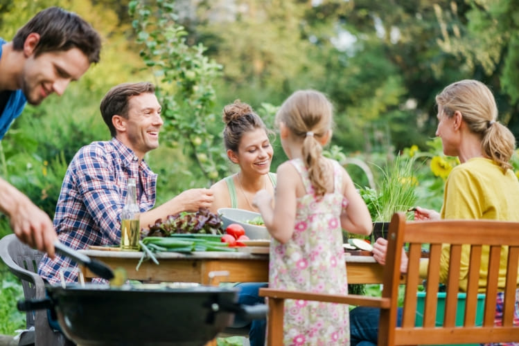 Familie griller i hagen 