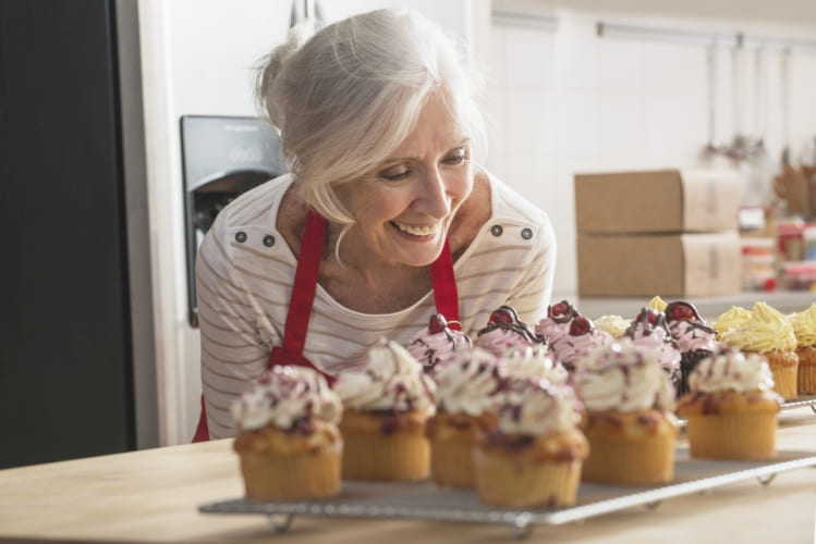 En kvinne er glad for deilige muffins 