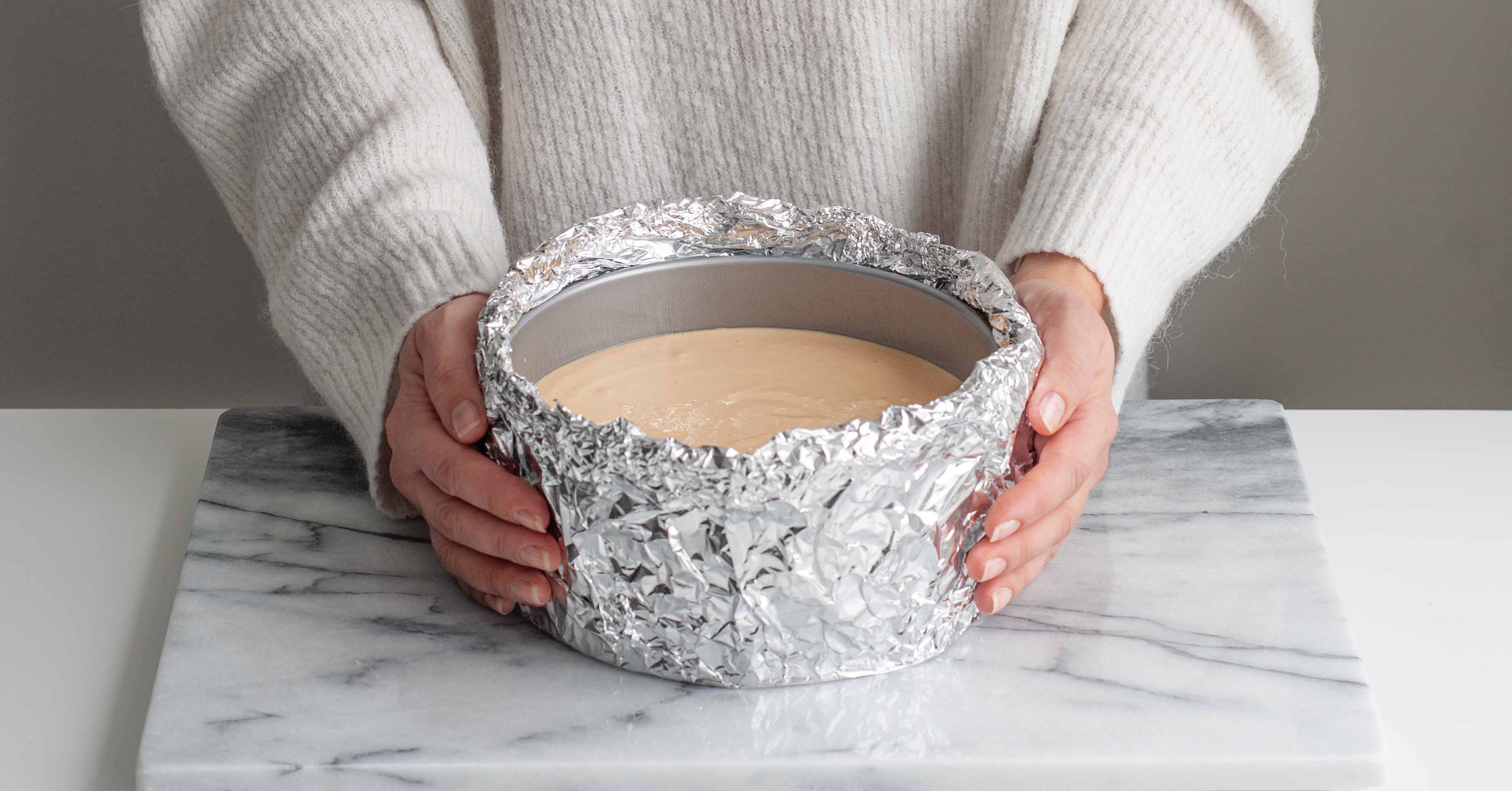 Bakeform med aluminium i vannbad for ostekake