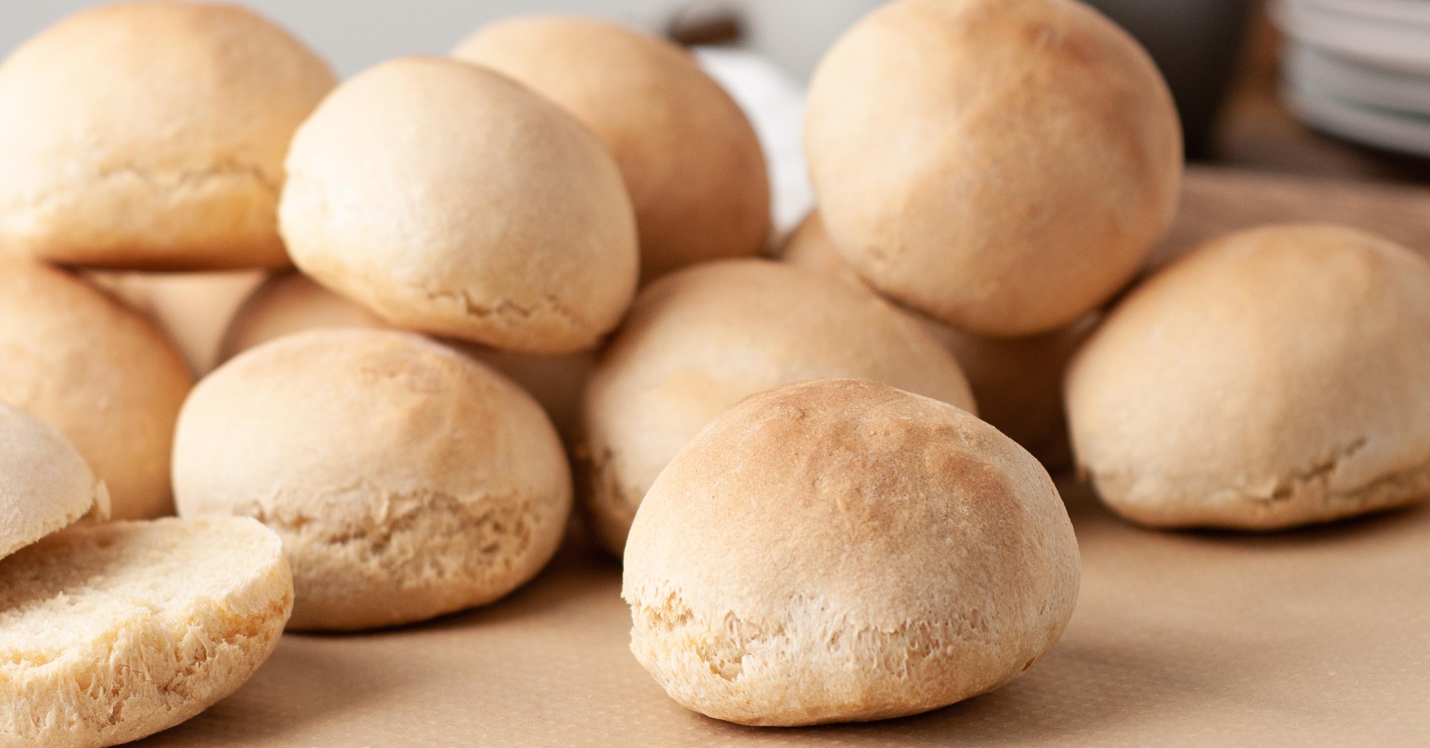 Nybakte frokostrundstykker på bakepapir fra Toppits