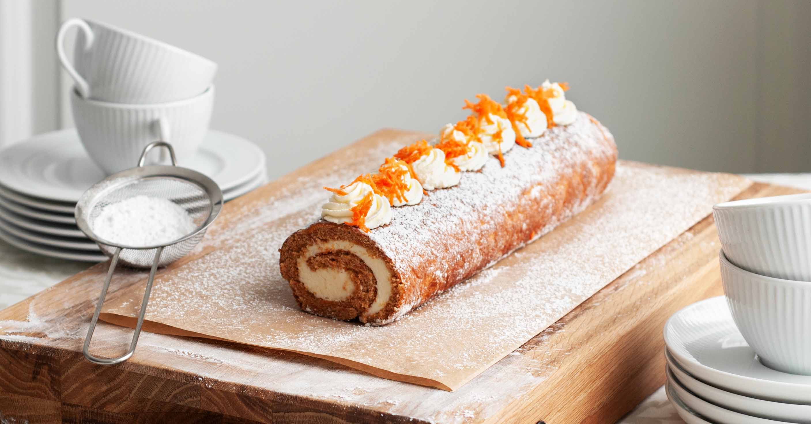 Gulrotrullekake med kremet frosting og syrlig fyll på Toppits bakepapir