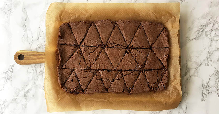 Brownies i bakeform på bakepapir med Toppits