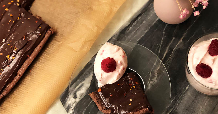 Sjokoladekake med lakris og bringebær med Toppits bakepapir