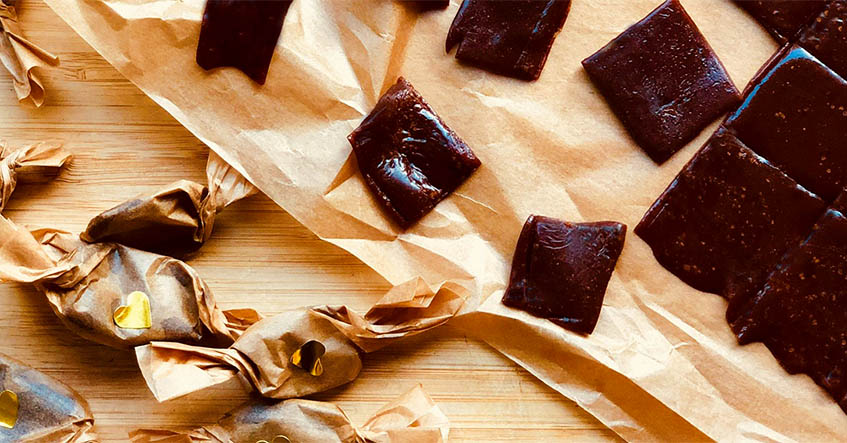 Hjemmelagde karameller med sirup og smør på Toppits bakepapir