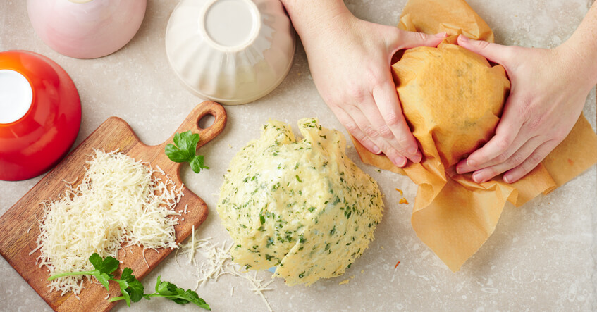 Parmesanost formes til parmesankurver over en skål