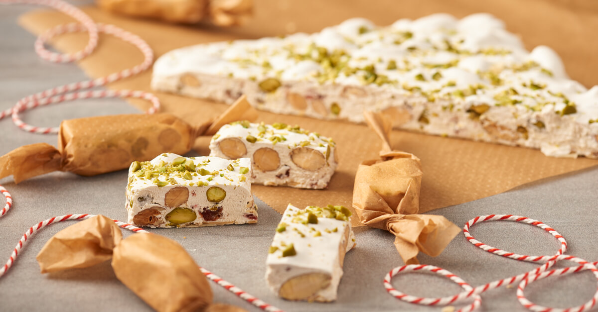 Fransk nougat med mandel og pistasj på bakepapir