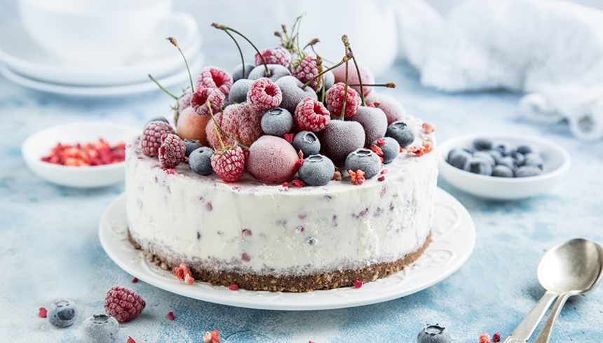 Frossen bærkake med sprø bunn av kake 