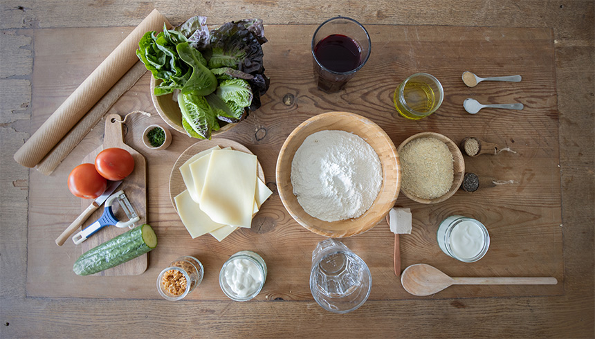 Ingredienser til vegetarburgere av falafel med brød av rødbeter