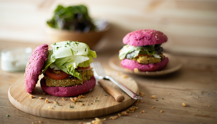 Vegetarburgere med falafel og rødbet med topping