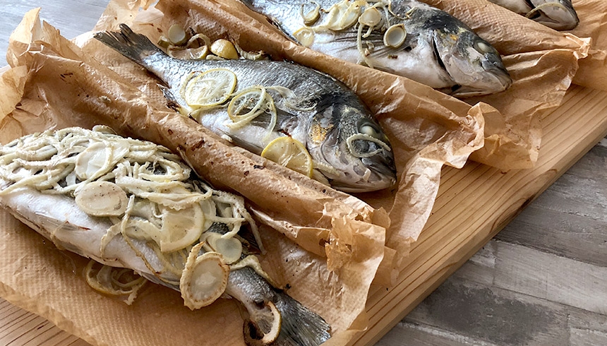 Grillet fisk med fennikel og sitron i bakepapir 