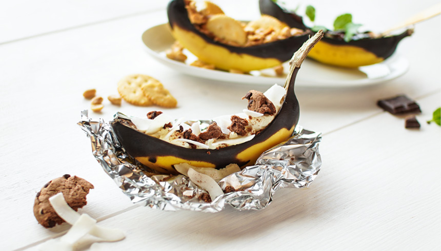 Grillet banan i aluminiumsfolie med sjokolade, hasselnøtter og vaniljeis