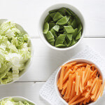 Friske grønnsaker og salat i skål med Toppits
